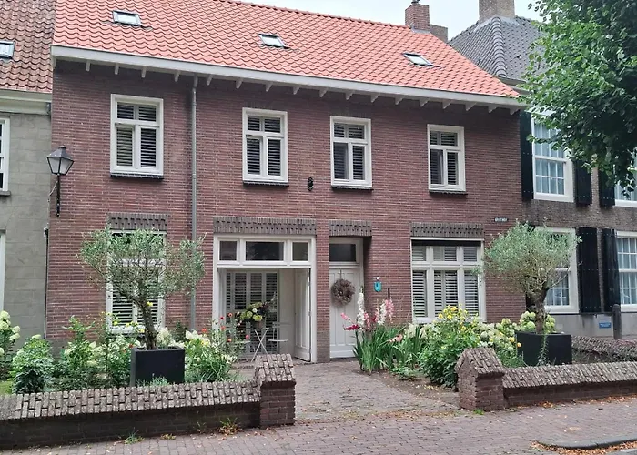 Sleep At Hamtingh's Aan De Vrijthof Bed & Breakfast